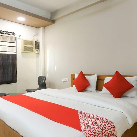 Oyo 43851 Hotel Virasat Māndu Exteriör bild