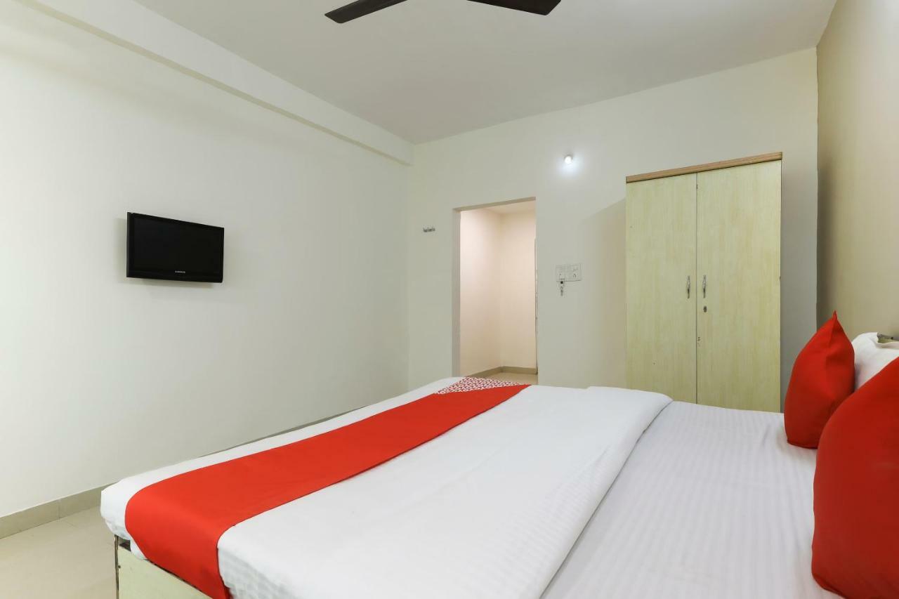 Oyo 43851 Hotel Virasat Māndu Exteriör bild
