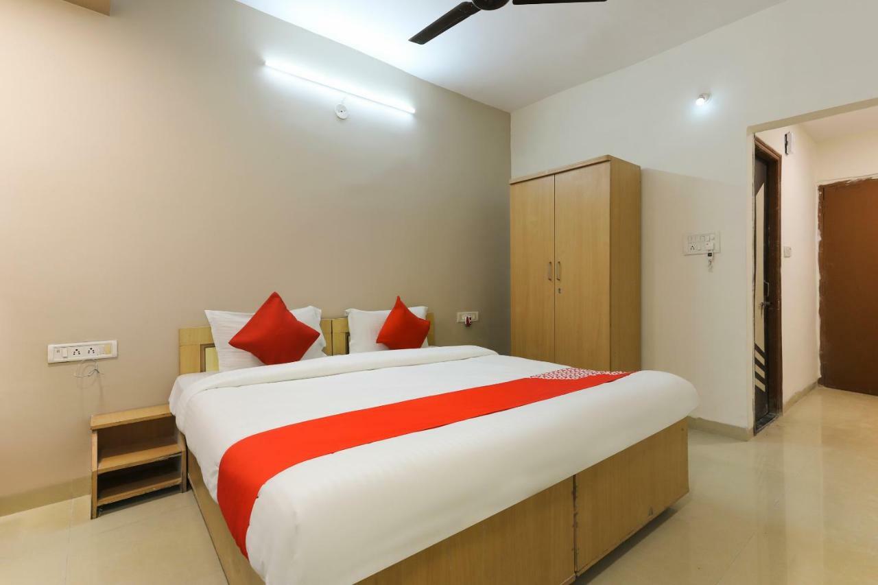 Oyo 43851 Hotel Virasat Māndu Exteriör bild