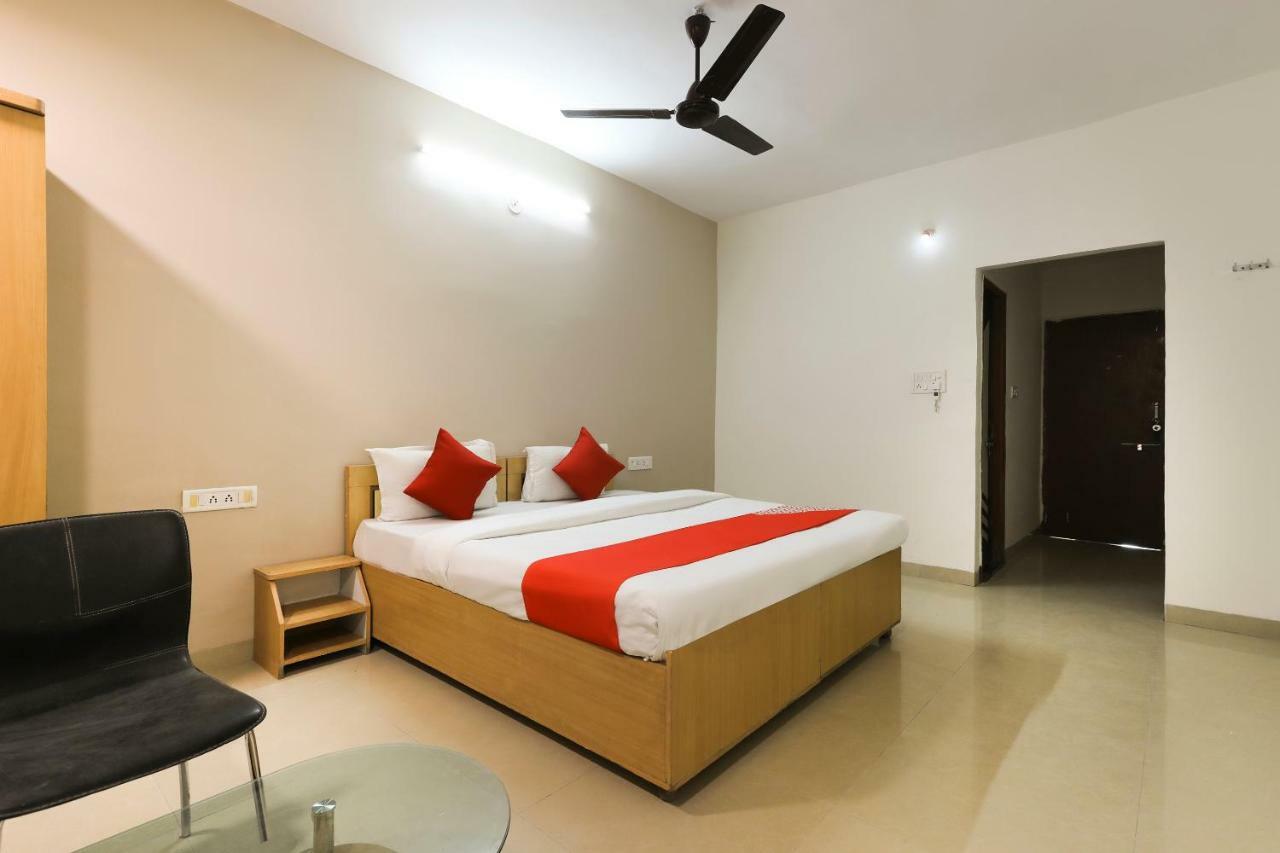 Oyo 43851 Hotel Virasat Māndu Exteriör bild