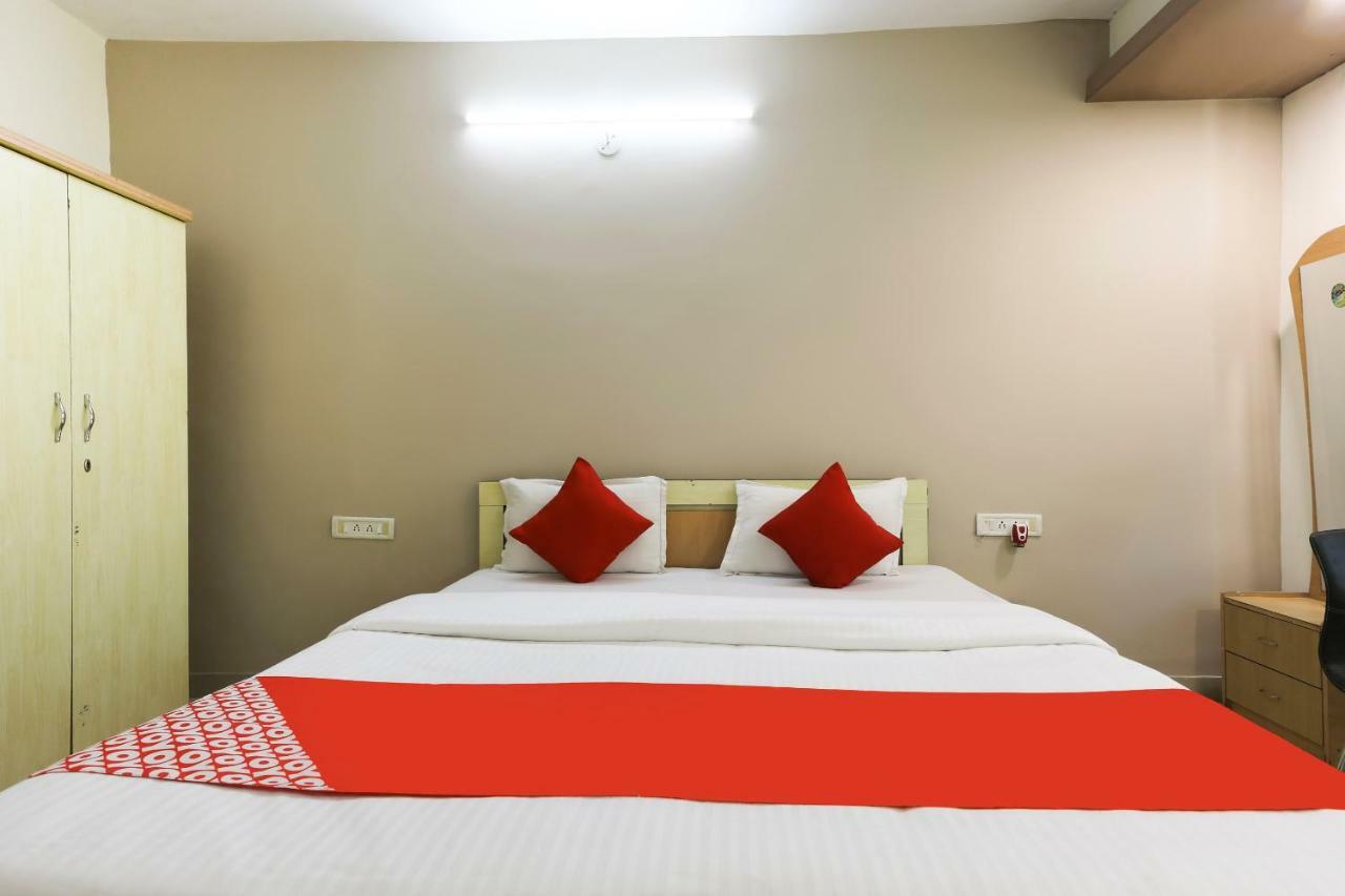 Oyo 43851 Hotel Virasat Māndu Exteriör bild