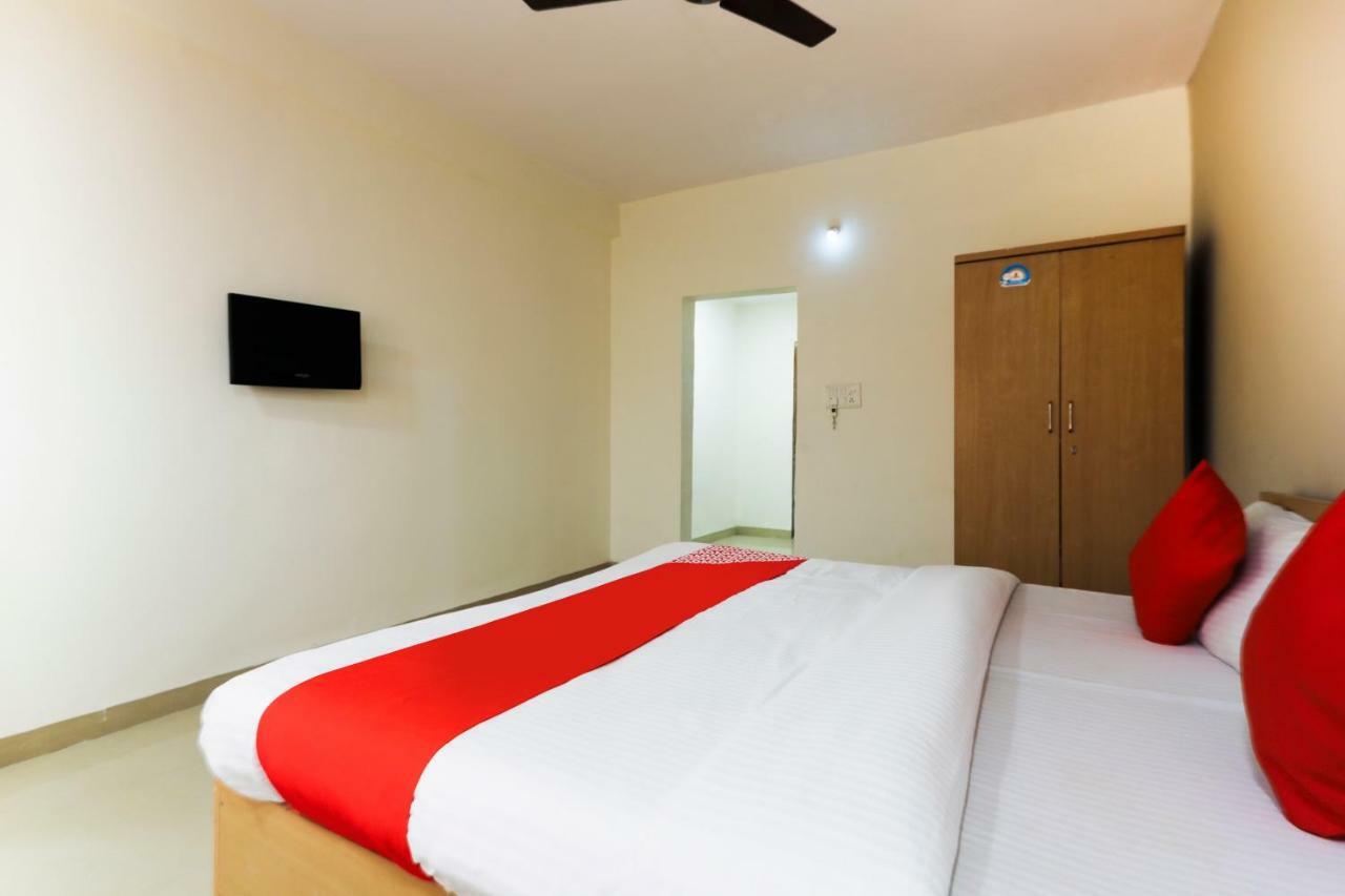Oyo 43851 Hotel Virasat Māndu Exteriör bild