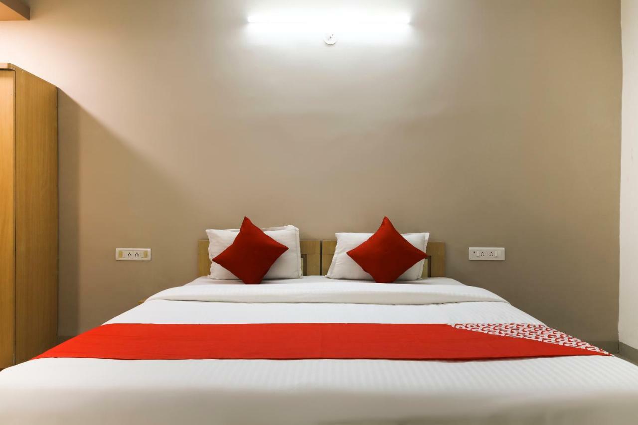 Oyo 43851 Hotel Virasat Māndu Exteriör bild