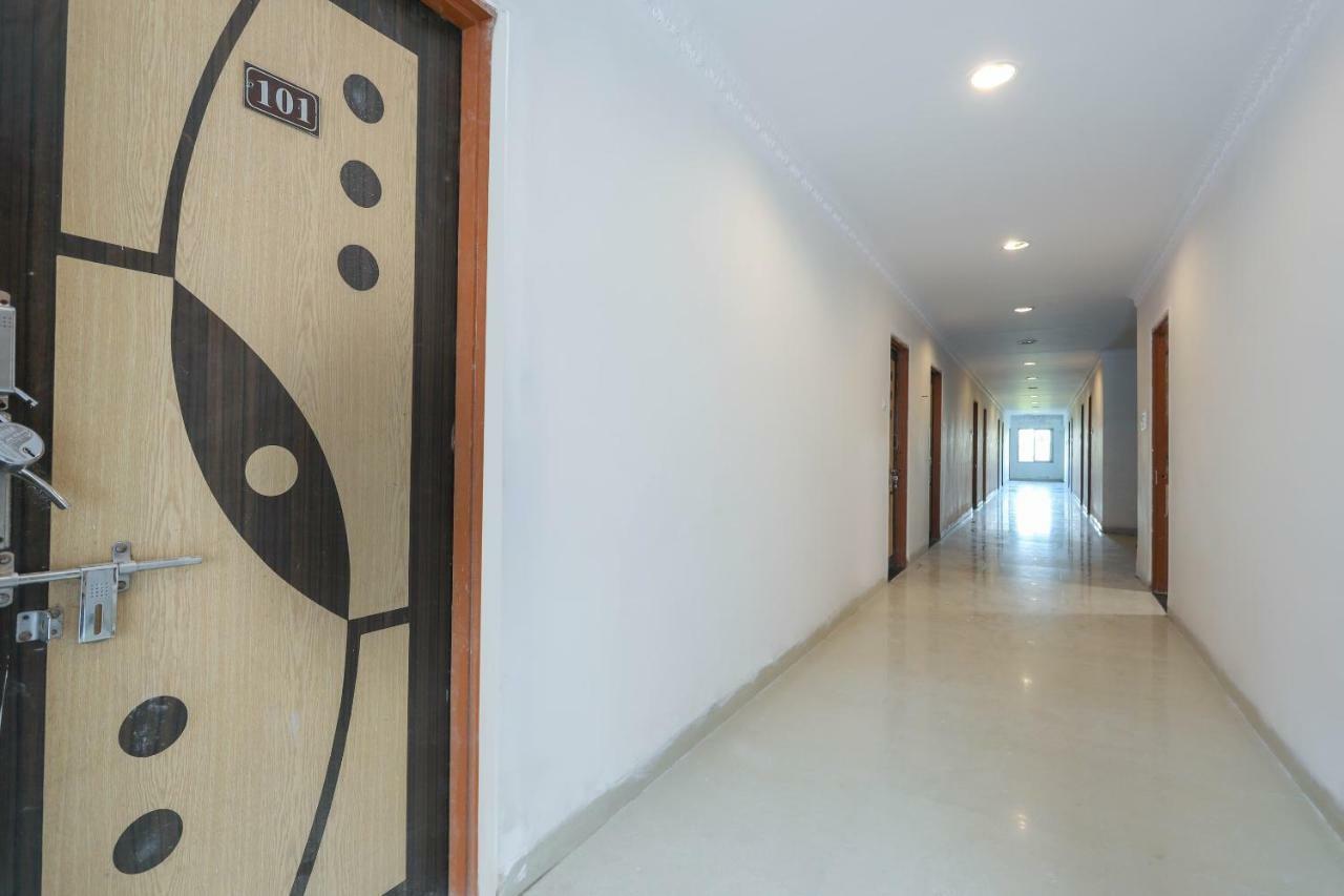 Oyo 43851 Hotel Virasat Māndu Exteriör bild