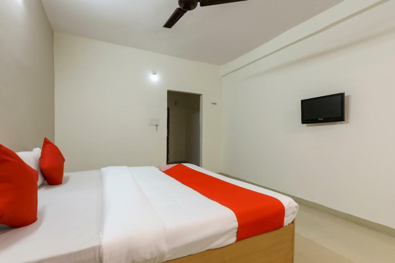 Oyo 43851 Hotel Virasat Māndu Exteriör bild