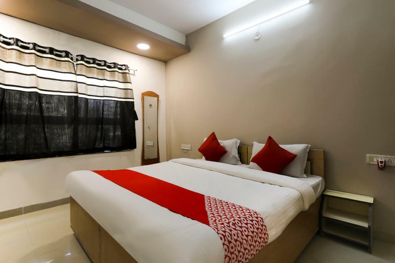 Oyo 43851 Hotel Virasat Māndu Exteriör bild