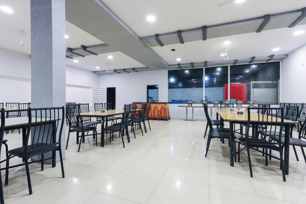 Oyo 43851 Hotel Virasat Māndu Exteriör bild