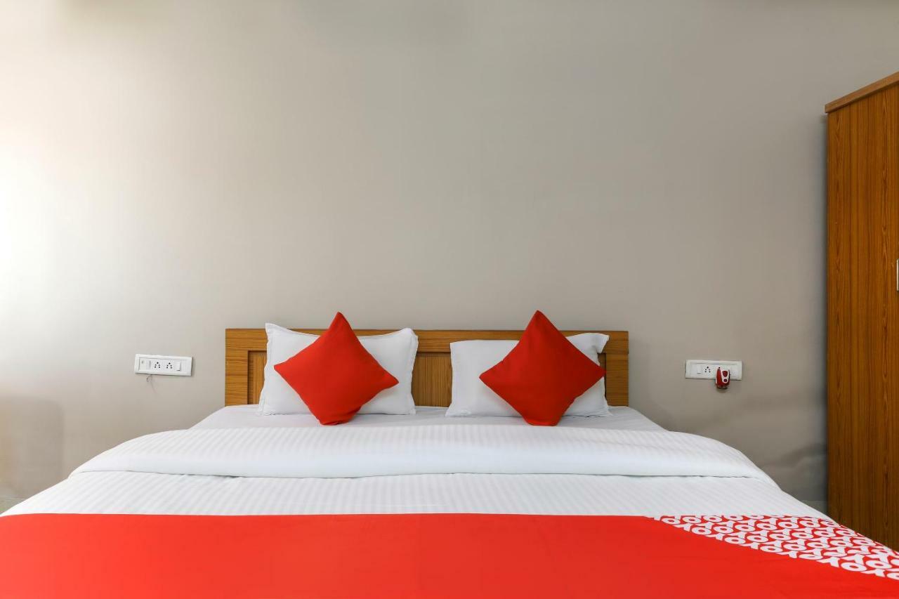 Oyo 43851 Hotel Virasat Māndu Exteriör bild