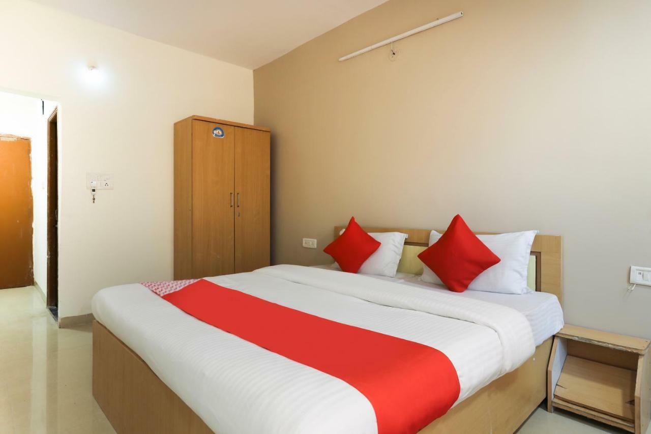 Oyo 43851 Hotel Virasat Māndu Exteriör bild