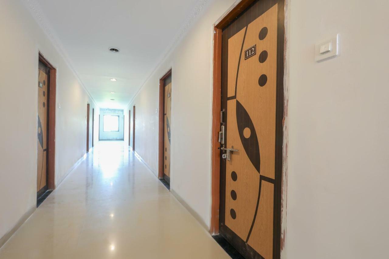 Oyo 43851 Hotel Virasat Māndu Exteriör bild